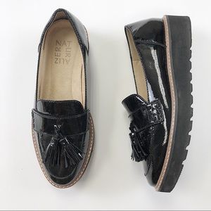 Naturalizer black patent lug heel tassel loafer